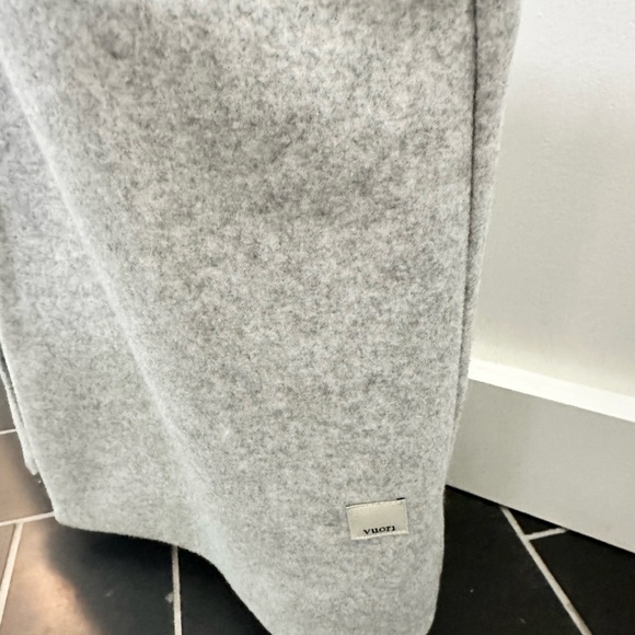 Vuori Soho Melton Trench coat
Size XS light Heather Grey - Picture 3 of 7